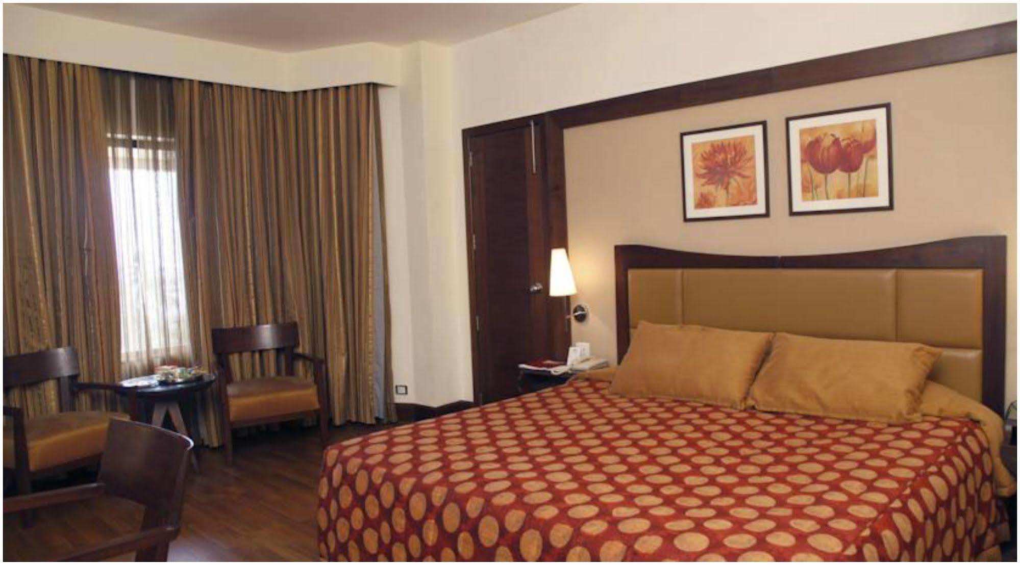 The Retreat Hotel & Convention Centre Bombay Extérieur photo